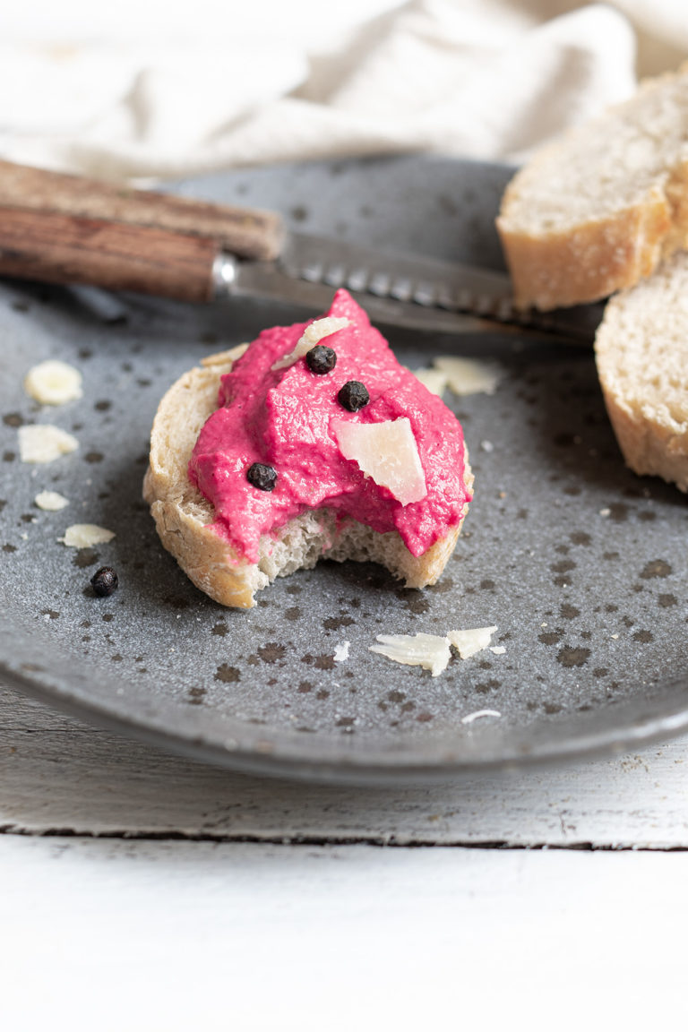 Roter Brotaufstrich auf Brotscheibe Foodblog Leipzig